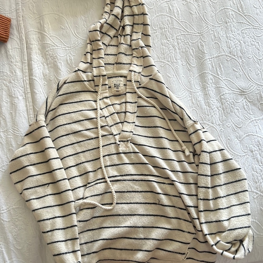 Billabong pullover size small